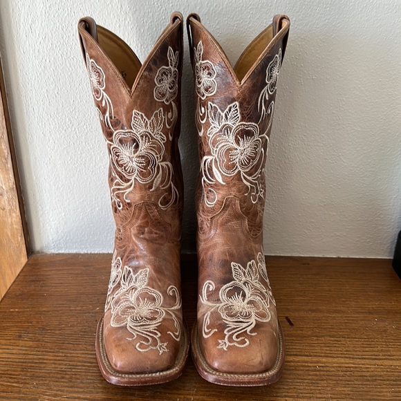 Shyanne Shoes - Floral Embroidered Cowboy Boots